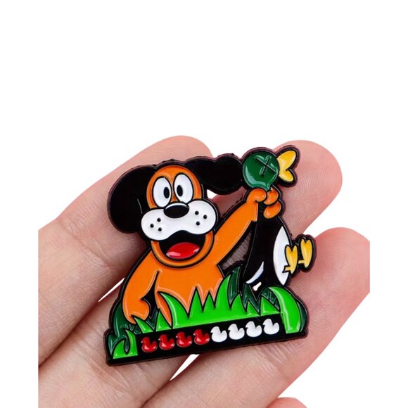 DUCK HUNT Dog Old School 80s 90s Enamel Lapel Pin NEW - Picture 2 of 2